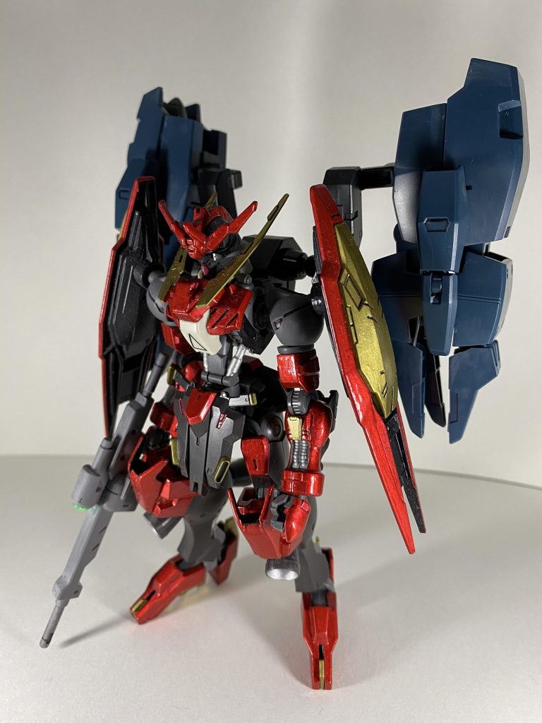 【前面】胸部の装飾がお気に入り。ガンダムフレームは初めて触りましたが構造が面白く作っていてとても楽しいですね。