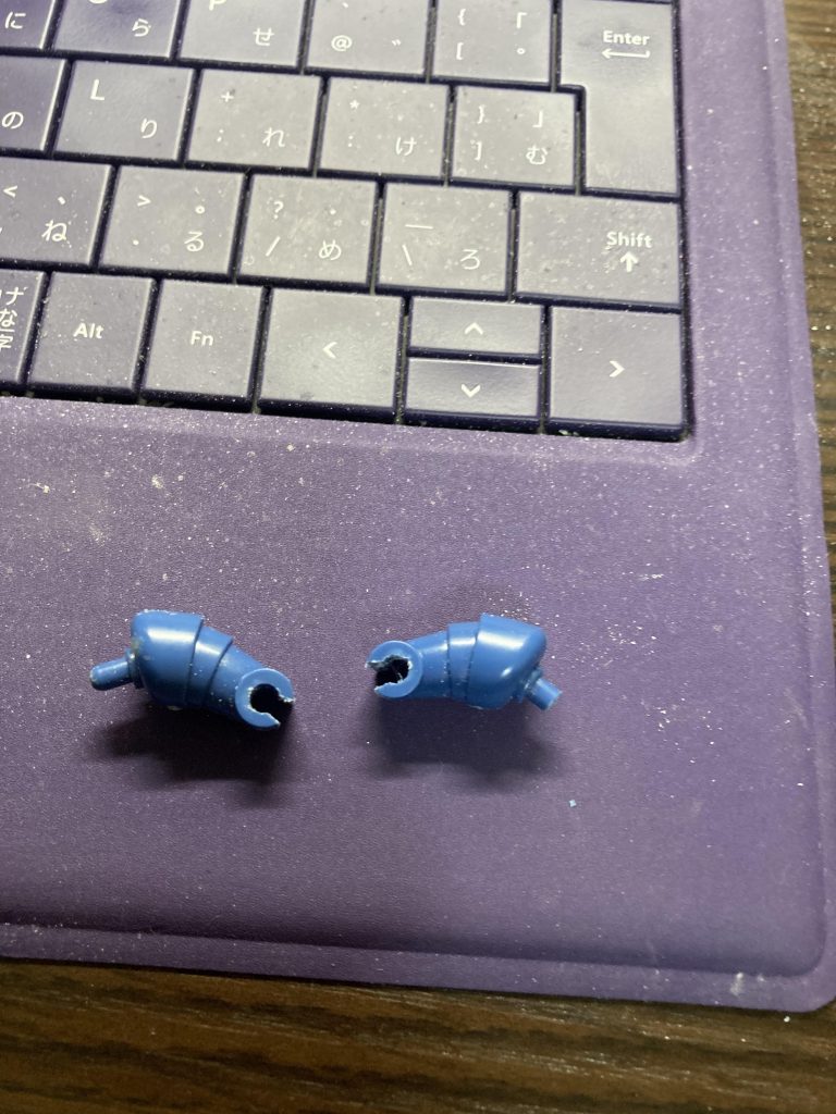 挟み込みパーツを接着してから成型したかったのでとりあえず後ハメ加工。
    +