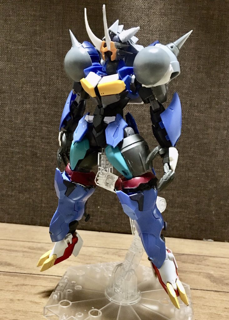 製作途中の状態です。マッスルを付けるために試行錯誤してた頃です。
小っちゃい重機がのったような肩や、泣く子も黙るような大腿筋を目指したり。