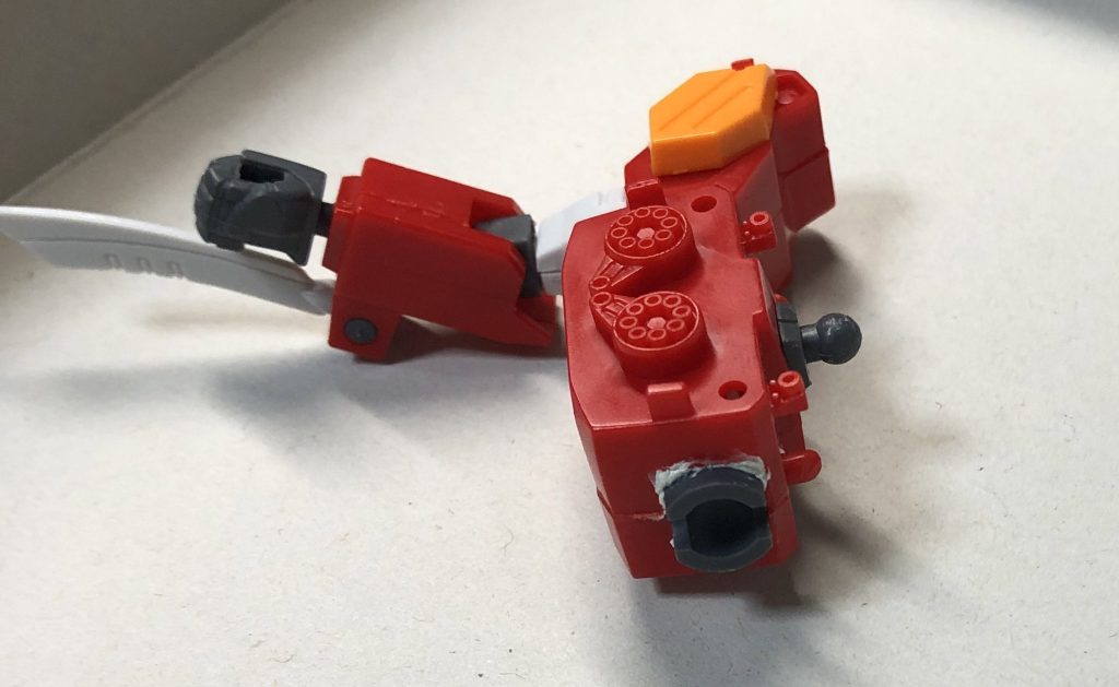 肩関節はボールデンアームズを仕込み、エポパテでせっちゃくしました。元の関節が棒軸だったので肩側はHGUCジムの関節をそのまま使いました。長くなりましたが、ご覧いただきありがとうございました。これから旧キットヘビーアームズの改造をする人はいないとは思いますが、シェンロンやデスサイズなどの改造の参考になればと思い、細かく説明させていただきました。もし気になる点がございましたら気軽にコメントを書いてください。