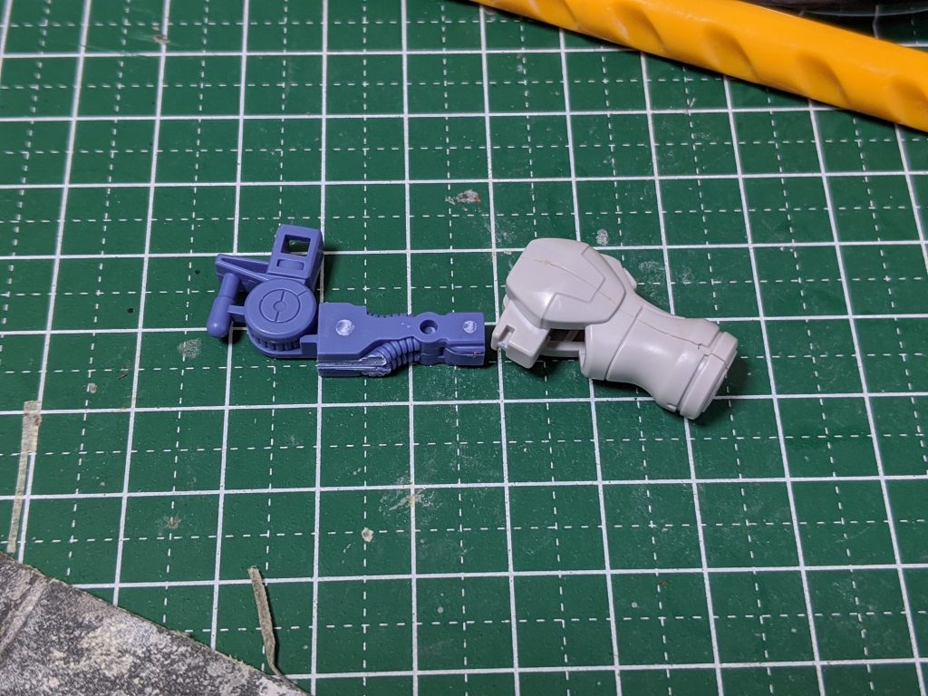 腕は後ハメできるようフレームを良い感じのところで切ってます。