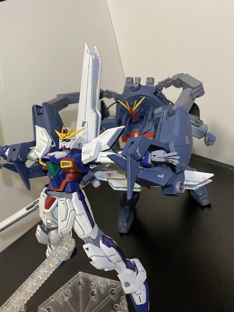 アシュタロン最大の特徴であるアトミックシザーズはカオスガンダムの足を使用して再現してみました。大きすぎるかと心配しましたが迫力が増して良い結果になったと思います。