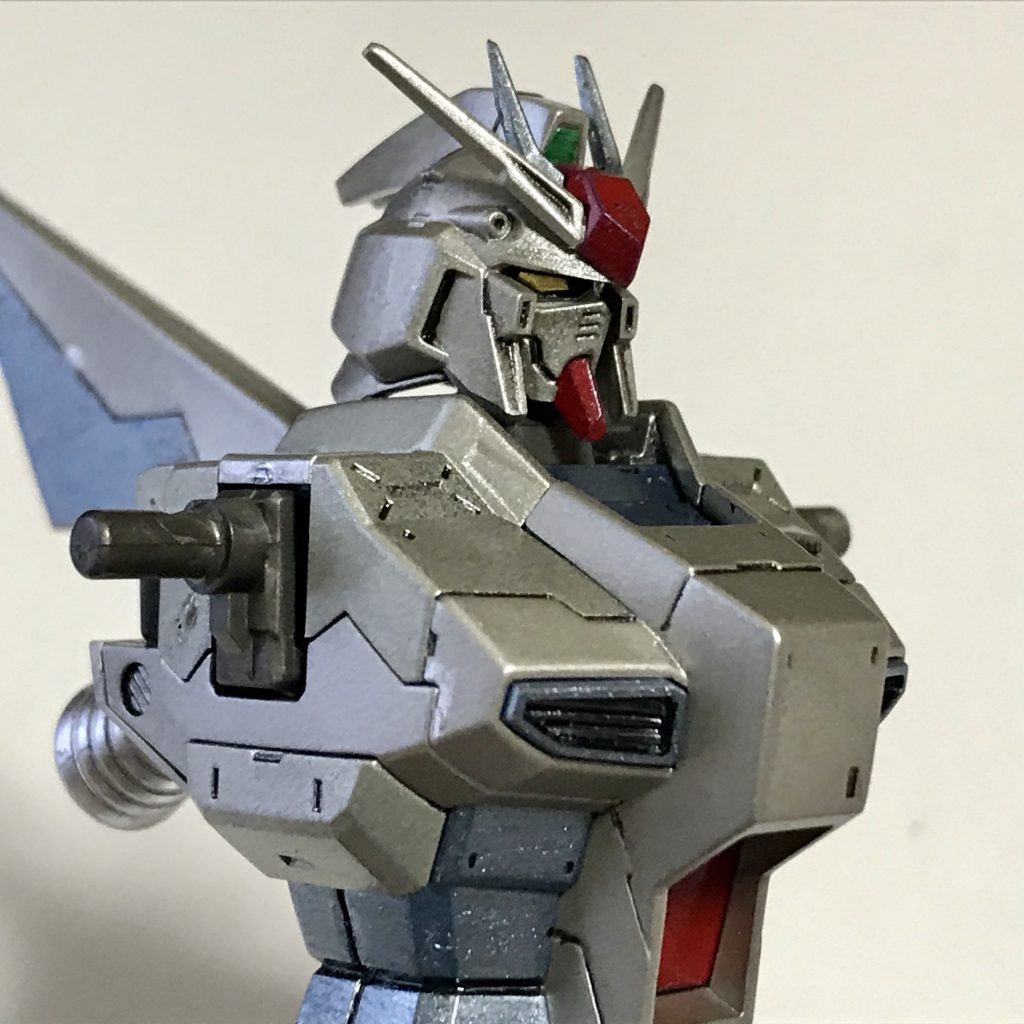 装甲は微妙に塗り分けてあります。シルバーっぽいほうはタミヤのチタンシルバー(白立ち上げ)、ゴールドっぽいほうはタミヤのシャンパンゴールド(黒立ち上げ)です。言われないとほとんど違いが分かりません(汗)
胴回りなどの青みがあるシルバーはクレオスのアイスシルバーです。アクセントになって良いと思います。
ガンダムらしさを主張するために、トサカ、アゴ、腹は赤くしました。
    +