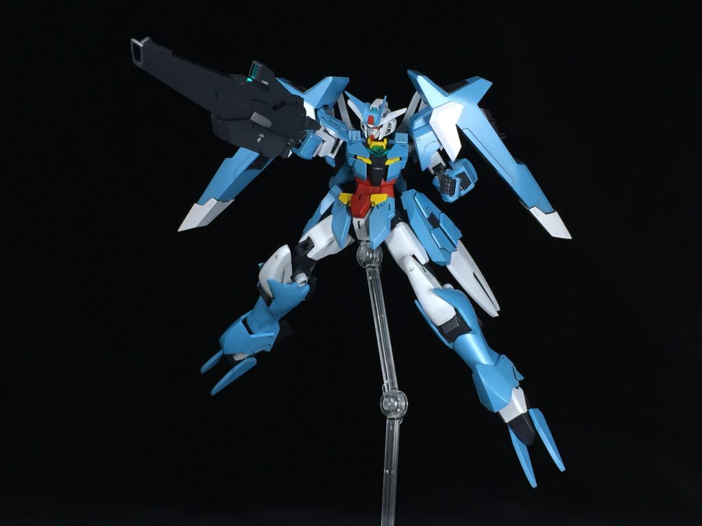 全体的に丸みと尖りを意識したデザインにしています。プラ板で箱組した部分もエッジ部分を裏打ちしたあとにエッジを削り曲面にしました。他にはアンテナや膝などは尖らせてシャープなイメージを付けました。(個人的には)