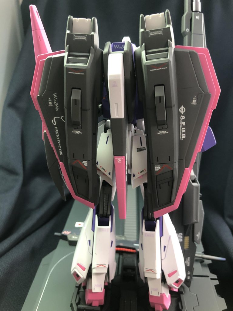 バックショット。羽がデカい！