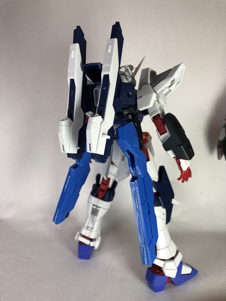 イータユニットの下部ビーム砲、刻んだタクティカルアームズの刀身ですね。手甲はシャイニングブレイクのものを使いAL基部の三角錐を貼り付けてます