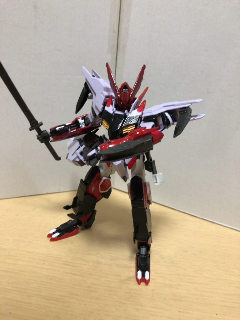 剣術も習得してるパイロットは2振りの剣を機体に装備させてもらった長い方は一般的な実体剣で日本刀をモチーフにつくられている   短い方は関節の切断や鍔迫り合い時の打開手段など用途が多い
    +