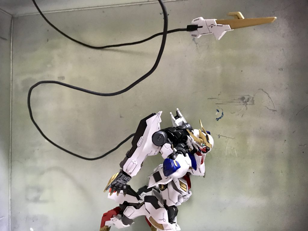 テイルブレードを飛ばす付属のリード線（太さ 1.6 mm）は長さが 15 cm しかありません。そこで太さ 1.5 mm のアルミ針金に熱収縮チューブを巻きました。これで無限に伸ばせますが、伸ばすほど重くてたいへんでした。30〜40 cm で十分です。
    +