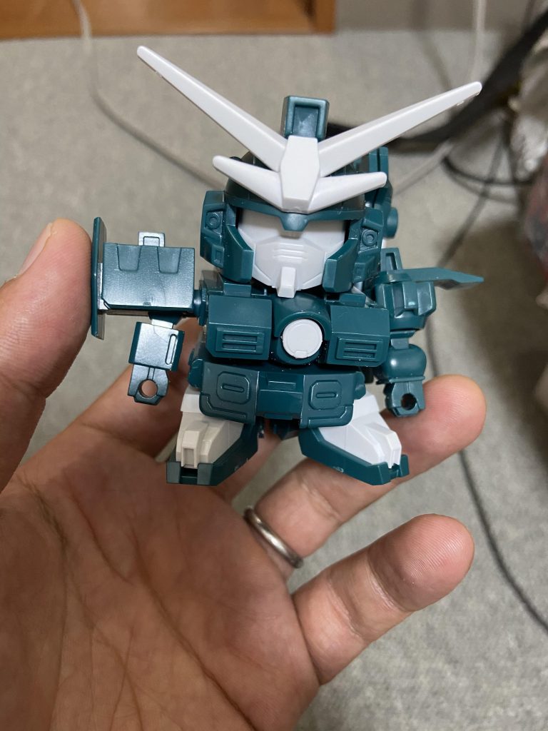 SD素組。実はこのキット、小学生?当時に初めてガンダムマーカーで全塗装したり、ホイルシールの余りでガトリングのディテールあげたり色々した、思い出キットだったりします。元がかわいいのと懐かしさで、そのまま仕上げる誘惑がとんでもなかったです。
+