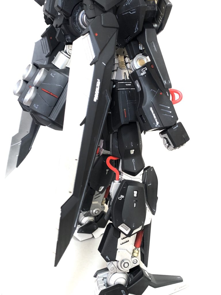 腕と脚部のパイピングは配線に差し替えてわざと長めにたゆませてます。