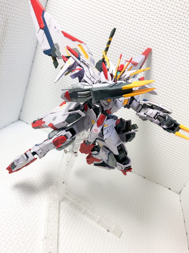 ナックルクローを構えさせました。元々のクローは、丸く大きさも小さめだったので、プラ板とパテで大型化させています。