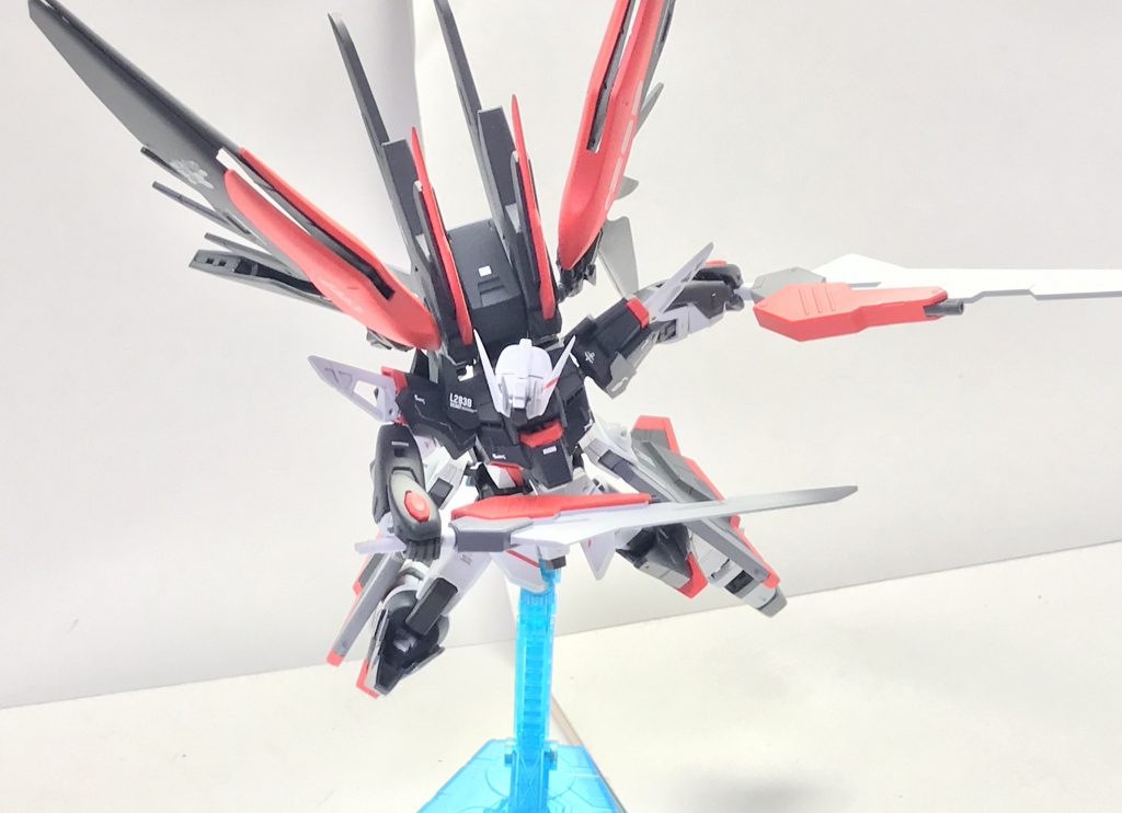 対装甲ブレード。Hi-νガンダムヴレイヴからコンバートされた装備であり、シュペールラケルタビームサーベルに接続して扱う、ミキシング元であるデスティニーガンダムの対艦刀に相当する武装だがワンアクションを挟む必要があるため、シュペールラケルタの連結機能同様あまり使われることはない。それでも本機がこれを装備しているのは、非使用時にはスラスターとして機能するのと、突撃前衛という役割上遭遇するであろうナノラミネートアーマーやGNフィールドといった防御兵装へのメタとしての意味合いが強い。