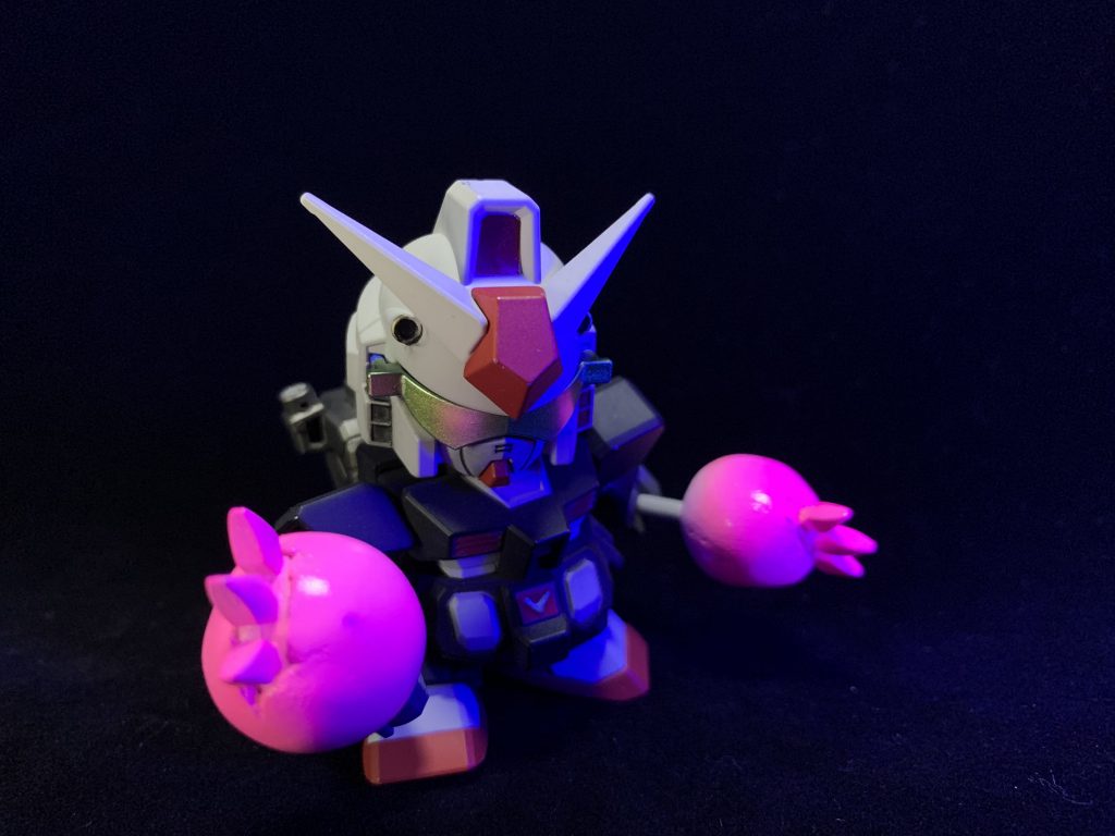 SGプロトタイプガンダム(以下、プロガン)SD機体よりも小柄な体型を活かした機動性に加え、高い破壊力を持つビームジャベリンを二本も扱い、先陣をきって突き進む強襲特化機。その性能ゆえに度胸ある派手好きな性格であるが、少しお調子者である。 +