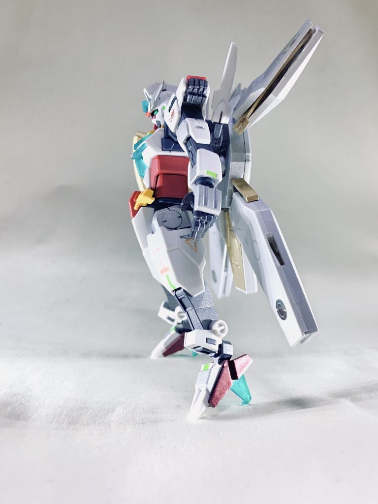 肩はジャンクパーツでディテールアップ。ツインアンなどは100均のホログラムテープを使用して光を集めやすくする工夫をしました。
    +