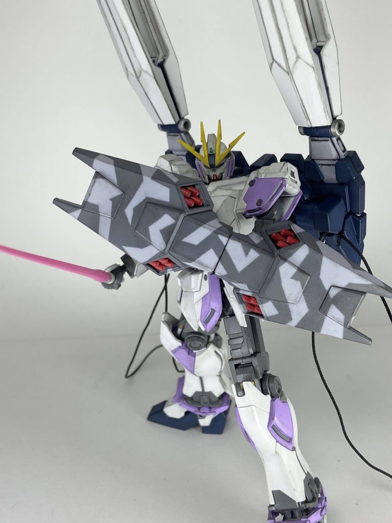 今回の個人的なチャレンジ要素の迷彩塗装。マスキング綺麗にできてよかった…シールド連結時にパターンがずれないようにしてあります。
被弾の多い本機を可愛そうにと思ったメカニックが、弾除けの願を掛けて施した塗装…という設定です。