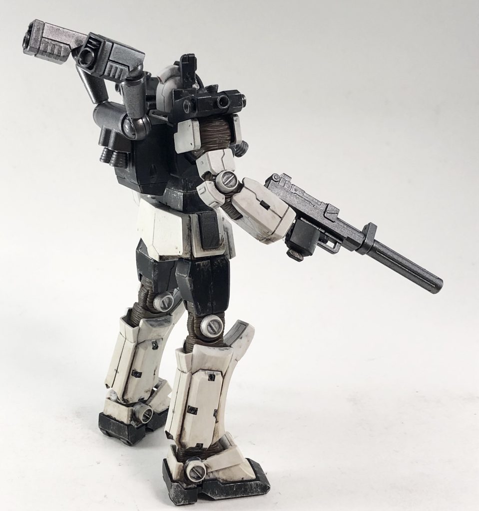 ナイトシーカーは装備の感じから宇宙用かと思いきや地上を跳び回って戦う機体という事で、足元に向けて汚しを強めています大きめのライフルはサンダーボルト調には似合いますね