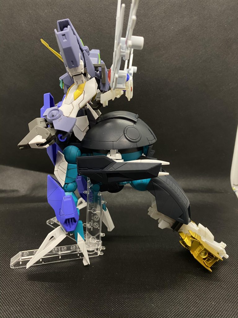 横から。ちなみにスタンドなしでも足と後部の尻尾(?)で自立できます。