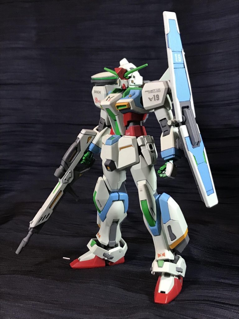 なるべく当たり触りのないパーツを合わせて、ぱっと見印象に残らなさそうにしてみたり。
意味ありげな記号をつけてみたり。
新しいガンダムを見た時の「?」感を目指してみました。