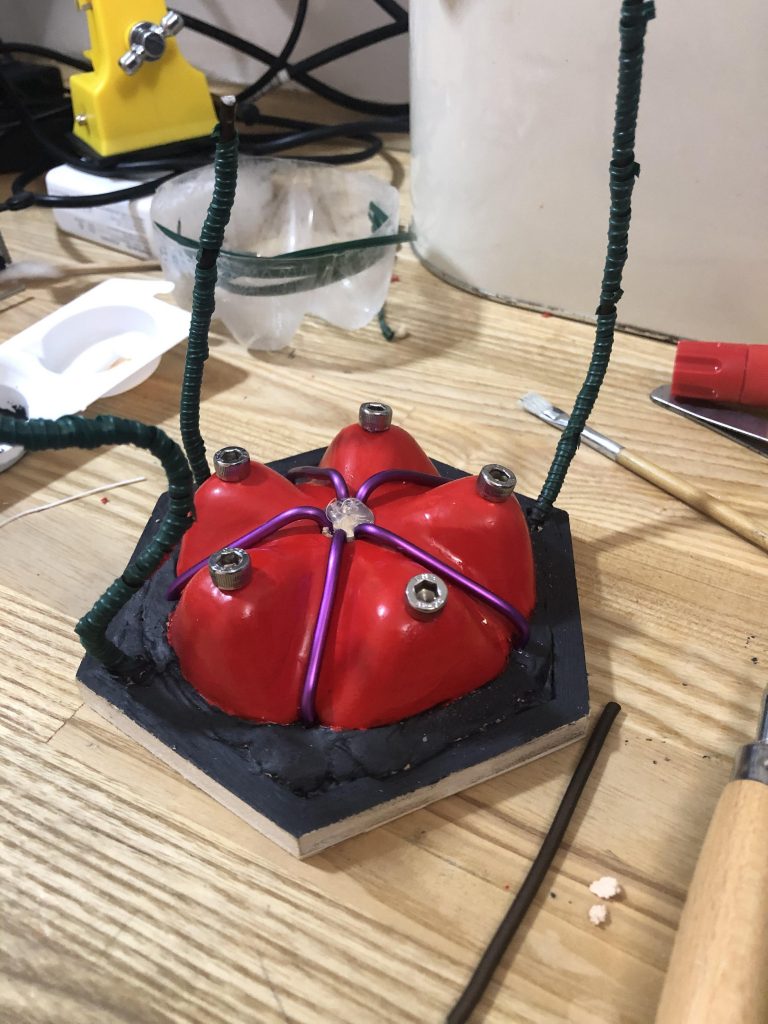 赤く塗り、100均の針金をなんとなくはわせました。
バーニアもネジ埋め込んだだけの手抜きですが、台座部分なのでこのぐらいでもいいかなーと