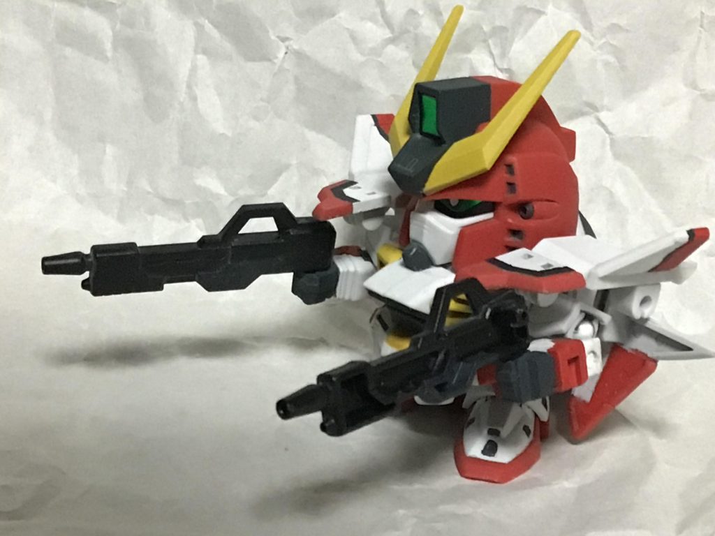 肩にボールジョイントを仕込んだのと、肘が曲がるよう改造しました。
ライフルは開口してあります。