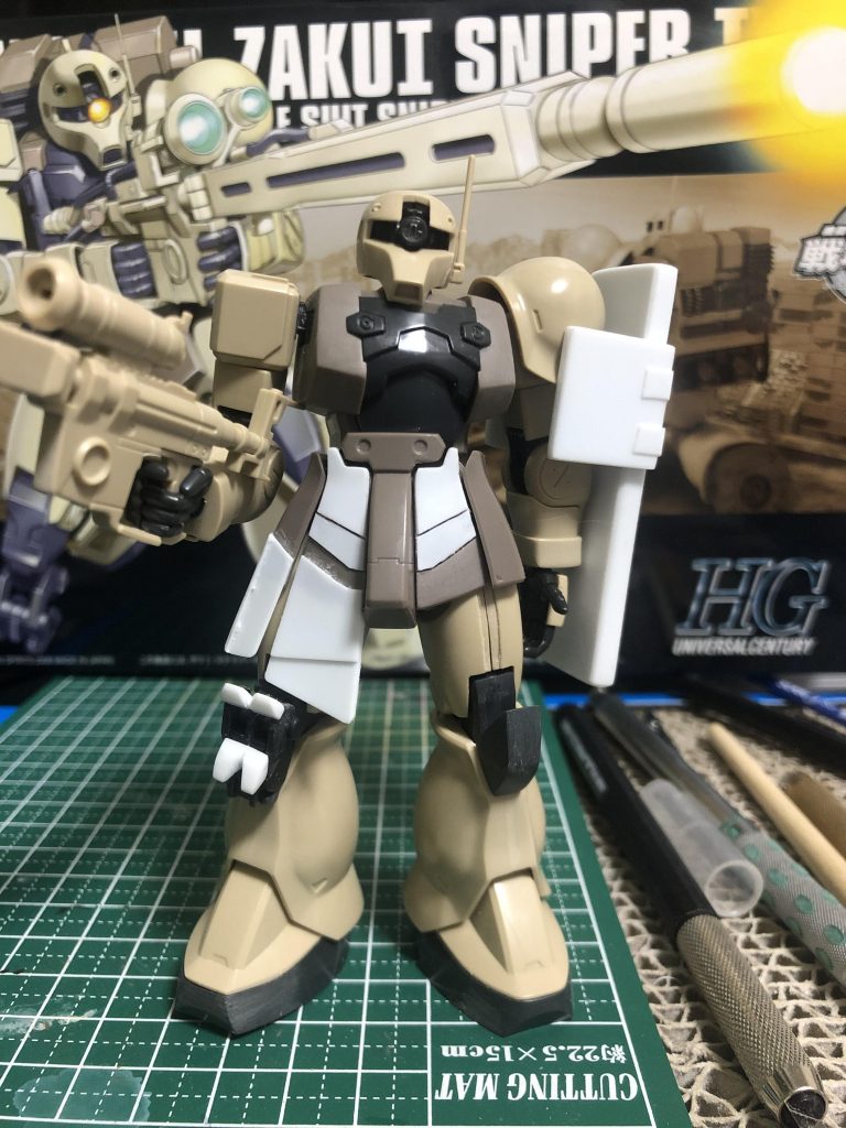 塗装前ニーパッドにも爪をつけました。
    +