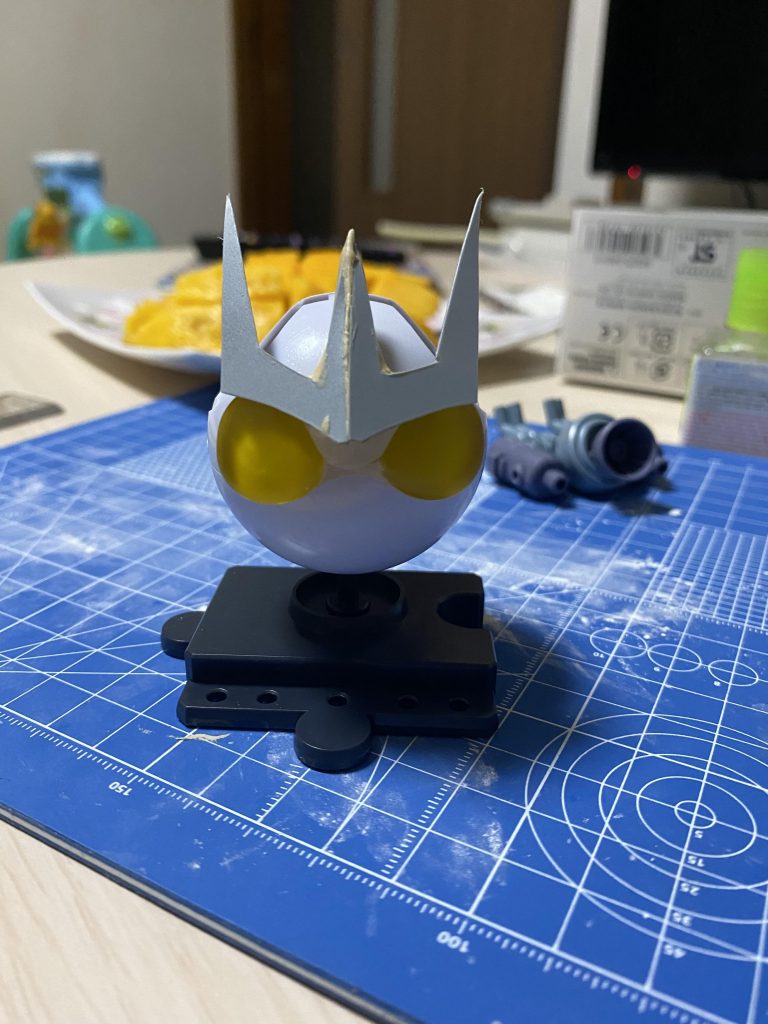 前回同様、セリアのスプーンで目を作ってます。
特徴的は角はプラ板で適当に土台をつくってエポパテをもって整形しました。