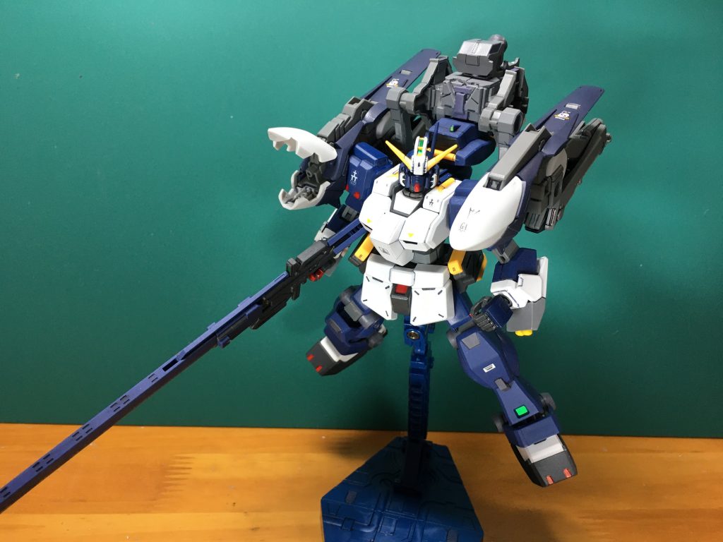 　ヘイズル2号機と。アウスラで無い場合は、サブアームの位置が下に下がり、フルドドⅡのサイドユニットは前方にスライド、肩アーマーを挟むように位置を調整します。この構成はハイゼンスレイ・ラーⅡを意識しています。　結構お気に入りの形態です。 