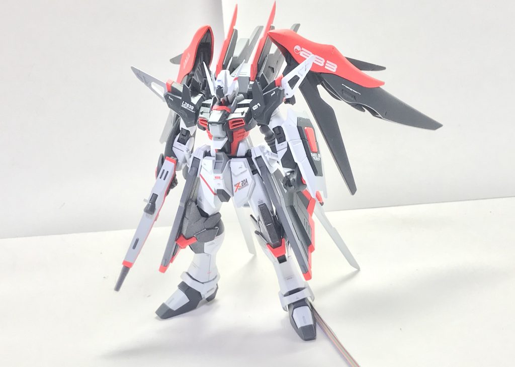 正面。ストライクフリーダムとデスティニーガンダムをミキシングしているが、バックパックや肩の印象からフリーダム系列というよりはデスティニー系列という印象が強い。また、アンテナには髪のメッシュを、右フロントアーマーにはユニット衣装の腰にあしらわれたベルトをイメージした赤いラインが引かれている。