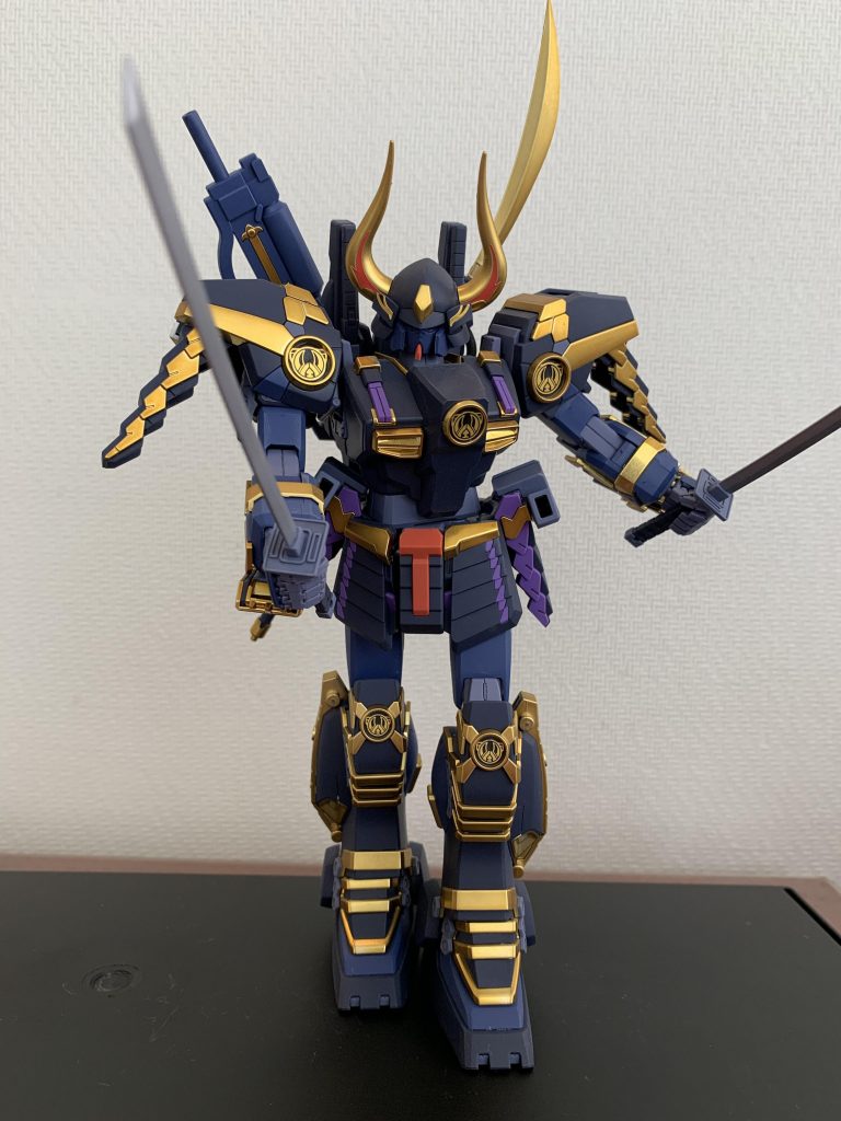 円のディテールやツノはシールを使用しています。ゲート跡は、ガンダムマーカーゴールドでタッチ。神アイテムですね。