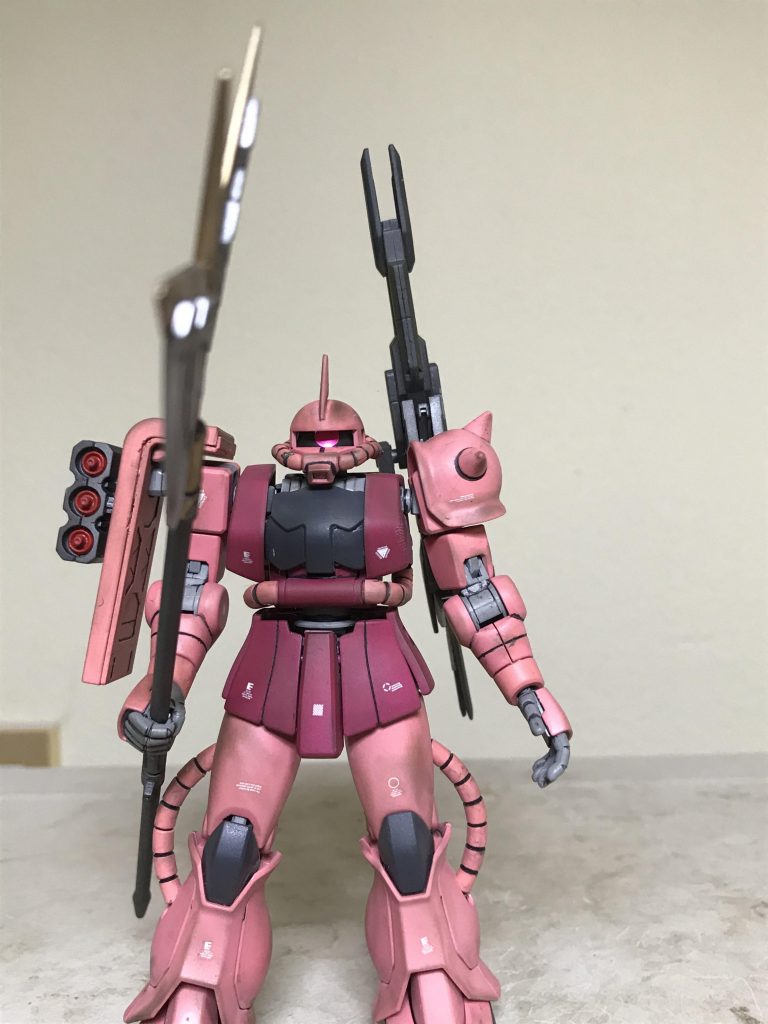 HG シャア専用ザクⅡ(リバイブ版)に HG バリスティクウェポンズの Wビームトマホーク・ファンネルポッド・ビームバズーカを 取付けました。