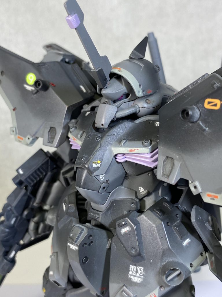 正面からと顔周りアップで。
頭部にカバーとアンテナを。口?部分にノーズガードを追加して2つ穴を。
シールドを上下反転してハンドル掴む方式に。
ビームライフルはバレル延長、チークパッド追加
肩バインダーと相まってゲルググ風のシルエットに。