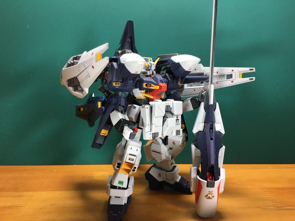 ここから今までに作った各種オプションとともに。 フルドドⅡ拡張セット+シールド・ブースター4機使用の「ハイゼンスレイ・ラーⅡ(クアドラ・ブースター)」。サブアームに装備した2機は姿勢制御用、他の2機は直線方向での加速用と使い分けられる。しかし、4機のブースターによる推進力は並のパイロットが扱える代物ではなく、4機それぞれの制御に忙殺される恐れから本プランは却下された。 プリムローズ(実戦配備カラー)のページで紹介したジョイントを使っています。