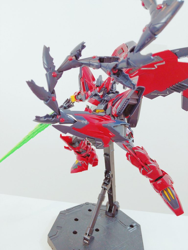 こちらも特徴的な武器であるヒートロッドです。ヒートロッドはかなり細かく表情付けができます。このようにしなった表現も簡単にできます。ただし、この状況での保持力は弱いので、飾るならヒートロッド部分にスタンドがあるとよいと思います。