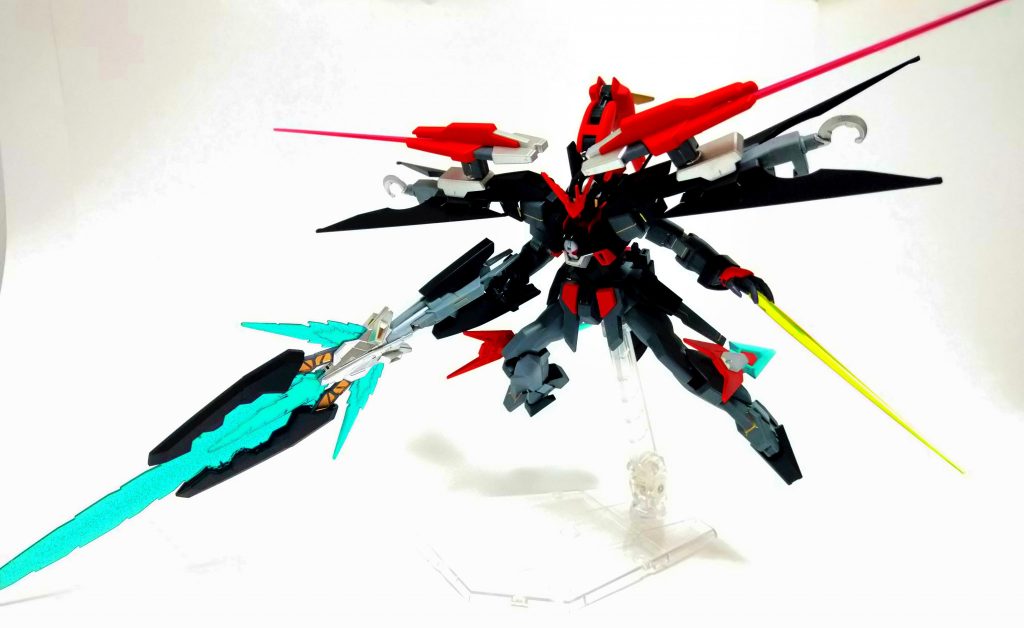 両掌はレギルスの物を移植、最終戦でレギルスビットにより中破したドッズランサーはトライエイジマグナムの武器を合体させて3つの武装を1つにしてます。
もともとあったドッズガンにランチャーモードとブレイドモードを持った先端の発射口設置😆