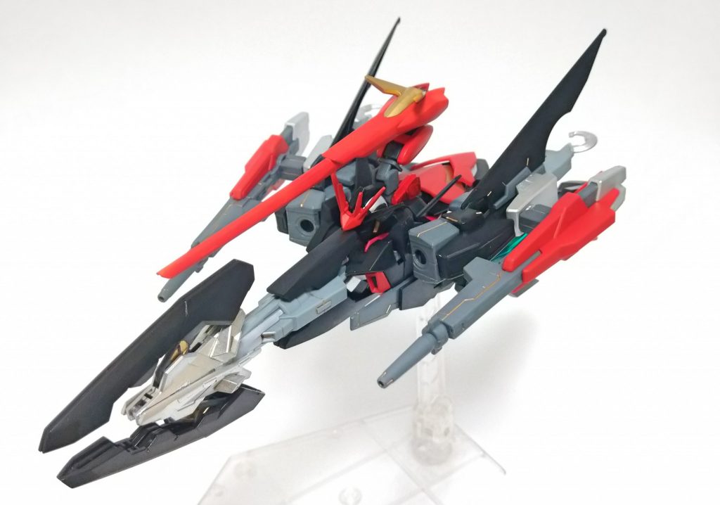 ストライダーモードで機首部からビームブレイドを展開して突撃も可能