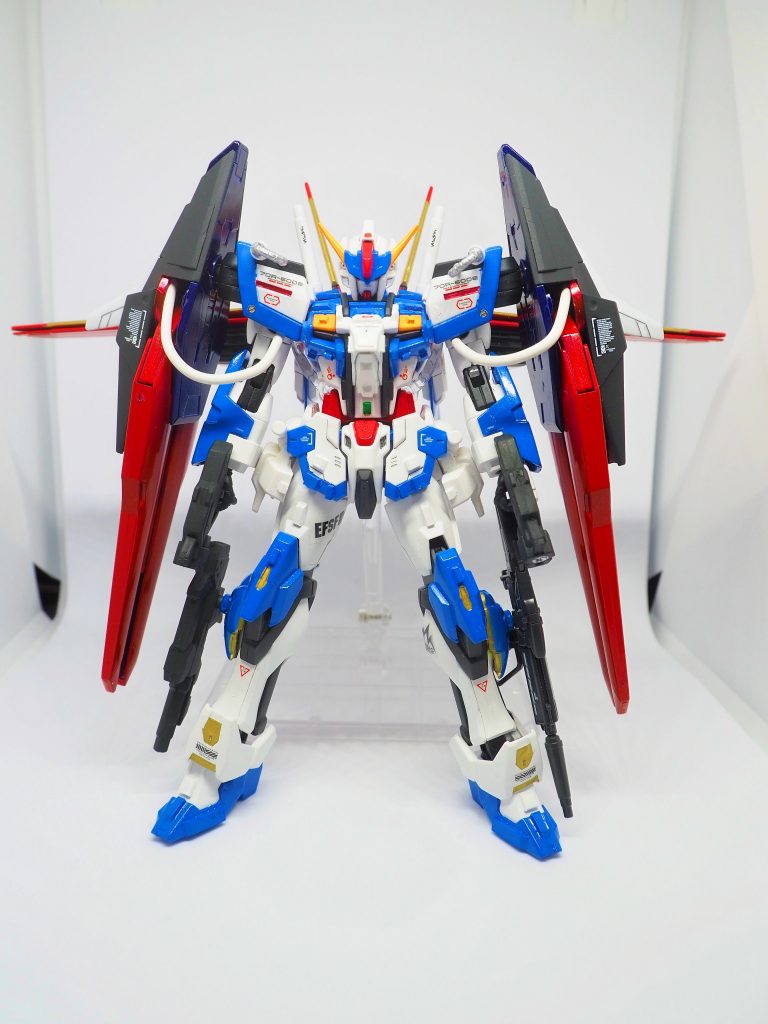 正面。動力パイプ、太ももにサブライフルを装備。両手にはマシンガン。