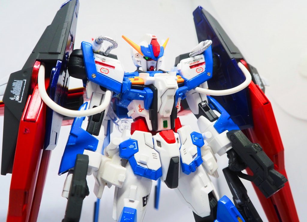 カラーリングは自分の好きなように塗り替えました。トールストライクガンダムグリッターとはちょっと違うはず。