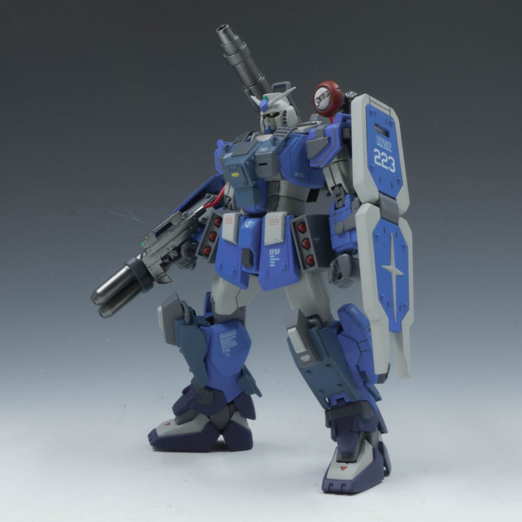 武装③3連装ミサイルポッド ×2この時点では、ミサイルをアーマー内に格納する設計となっていなかったため、腰部にミサイルポッドを装着する形となっている。