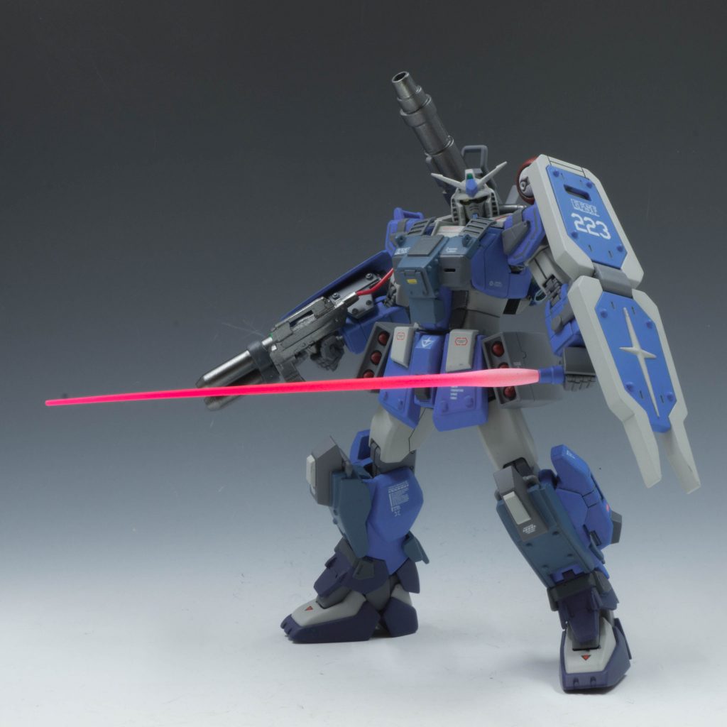 武装④ビームサーベルシールド裏に格納されている。