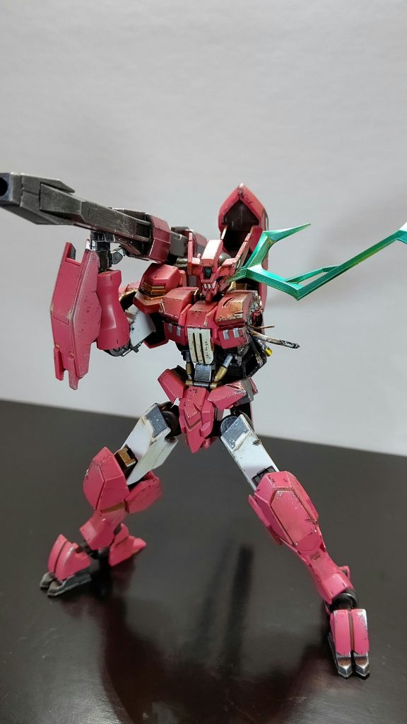 『俺みてぇなのを好きになってくれる物好きもいてよ。いろんな奴がいるここが俺は好きだ。守りてぇよ鉄華団を…』
決して離れぬように
想いを込めて巻き付けた包帯。
それは、左腕と機体を
心と心を結びつけていた