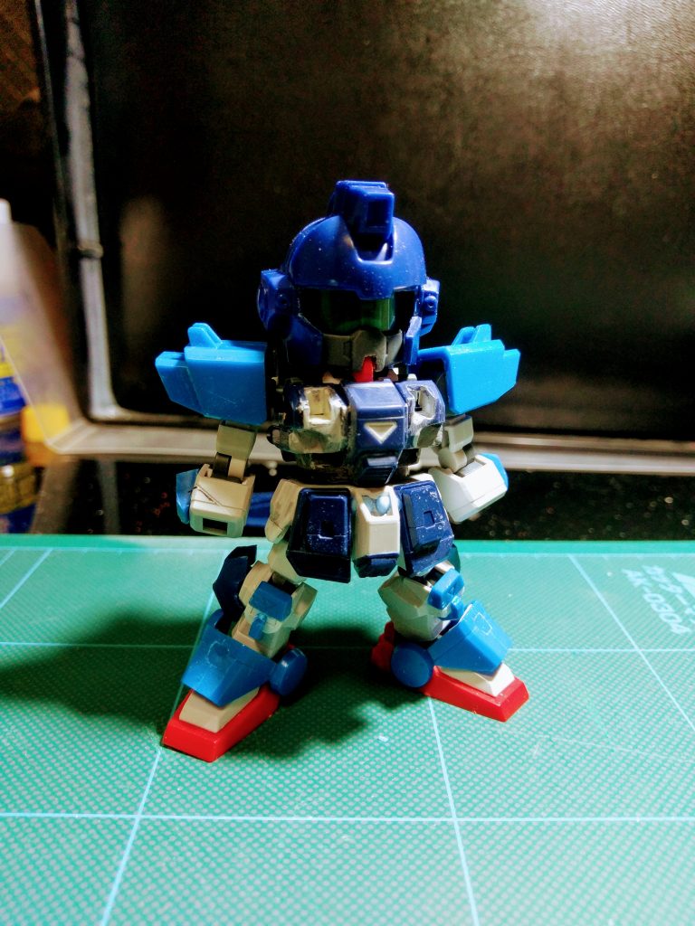 頭部マスク部分はCSフレーム付属のジム頭から切り出して流用。
胸部はバルカン、ミサイル配置部を削って加工。
腰部アーマーは旧HGUCを縮めて流用。
膝部は膝先パーツを旧HGUCから切り出して流用。プラ板とジャンクパーツで形を整えました。