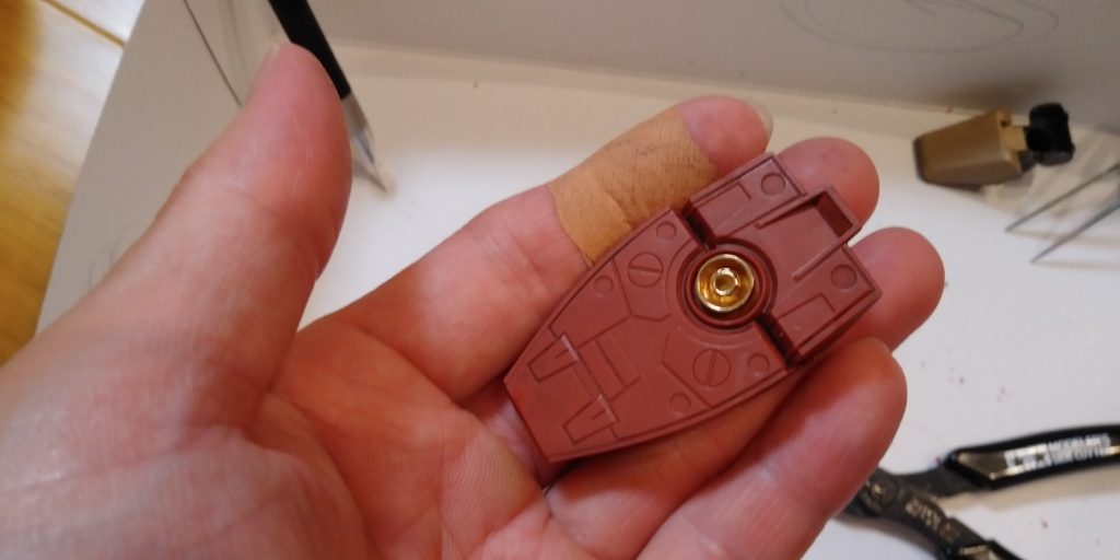 バーニアに金属パーツを取り付けました。メッシュパイプを肩と首の下の所へ取り付けました。