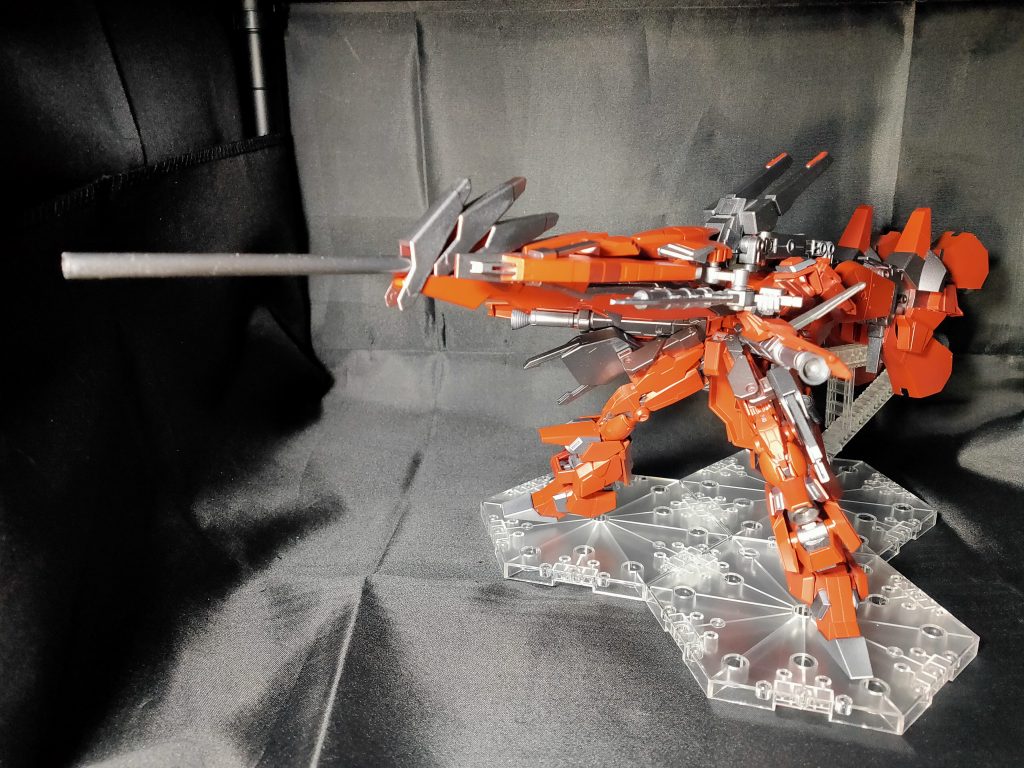 射撃時には機体上半身を覆うように砲身が展開される。
また、脚部のスラスターを全て前面に向け急な会敵の際に緊急離脱を行うためのポジションをとる。