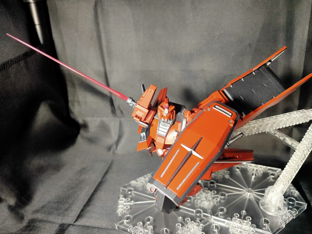 ビームサーベルは腰部後方に増設された大型プラットフォームに装備されるよう変更されたため、接続用追加ユニットが装備されている。