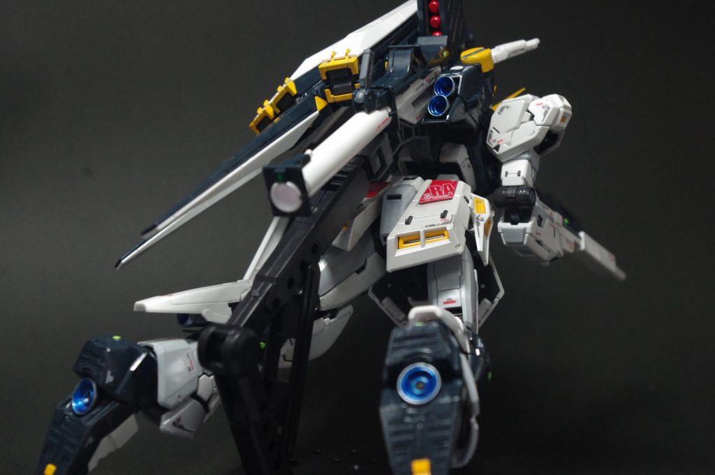 背面から。メインカラーとなるパールコールドホワイトは色々失敗した結果、①白サフの上から塗る②白サフの上に僅かに黒を混ぜて塗る③灰サフの上から塗るという感じで3パターンに塗り分けました。2度重ね塗りしたおかげで銀雪のように煌めく白が表現できました。バーニア内部はクリアブルーで、こちらも涼しげに。最後にプレミアムトップコートとスミ入れグレーで仕上げています。