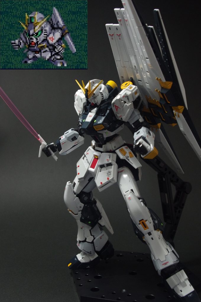 いろんなポーズを撮っているうち、スパロボの記憶が蘇ってきたので再現してみました。まずはウィンキースパロボ時代のνガンダム。BGMに颯爽たるシャアが流れ、まだ手足を動かす事もできなかったあの頃。