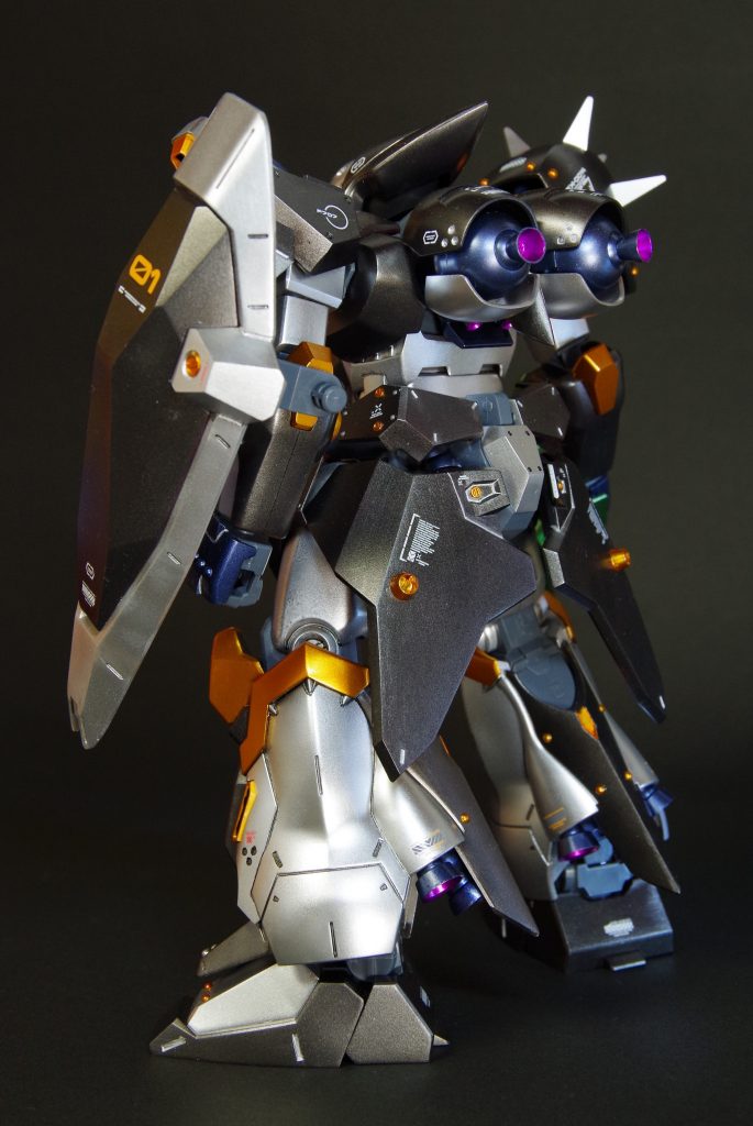 リア
ガンダムメタリックマーカーセット2とゴールド&レッドを少量使って塗装しています。ガンダムマーカーエアブラシでメタリック塗装がここまできれいに出来るとは思っていなかったので驚きました。スミ入れはエナメル塗料のブラックとシルバーを使用しました。