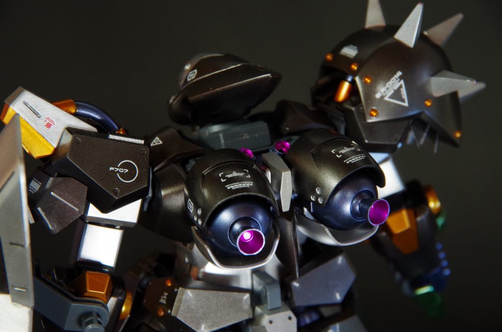 所々、ディテールアップパーツをマーカーで塗装したものを貼り付けています。