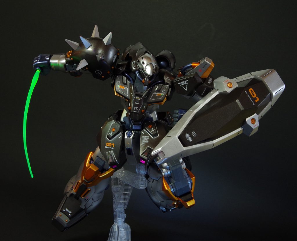 ビーム・サーベル & 大型シールド
肩のスパイクを残ったパーツを使って1つ増やしてます。