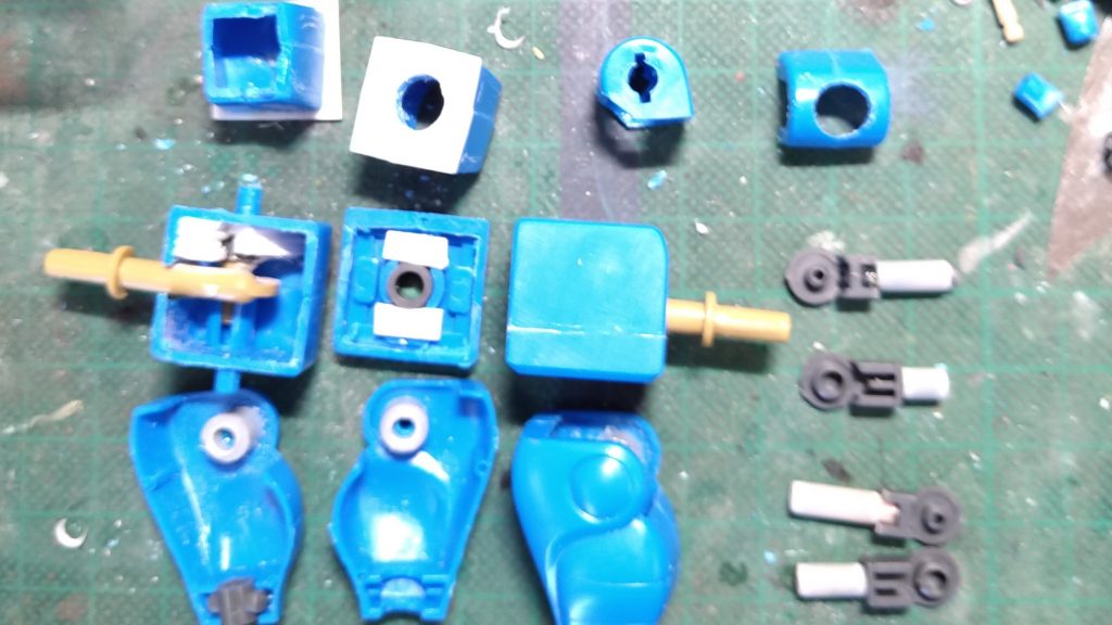 肩は正方形になるように小型化、上腕は肩を小さくした分延長。肘はガワラ曲げするため、関節追加。股関節と足首、左肩はボールジョイント接続。他は各関節ポリキャップに置き換え。プラ板、プラパイプ加工が主ですが、関節修正が想定よりかなりカロリー高かったです。
    +